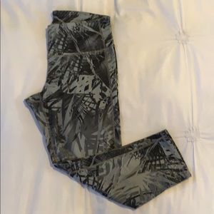Athleta Chatarunga Capri